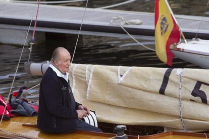 El Rey emérito ya estuvo en Sanxenxo el pasado mes de septiembre para competir en la regata que lleva su nombre, dentro de la clase Clásicos Turismo Rías Baixas, en aquella ocasión a bordo del Acacia, de similares características a su nueva adquisición.