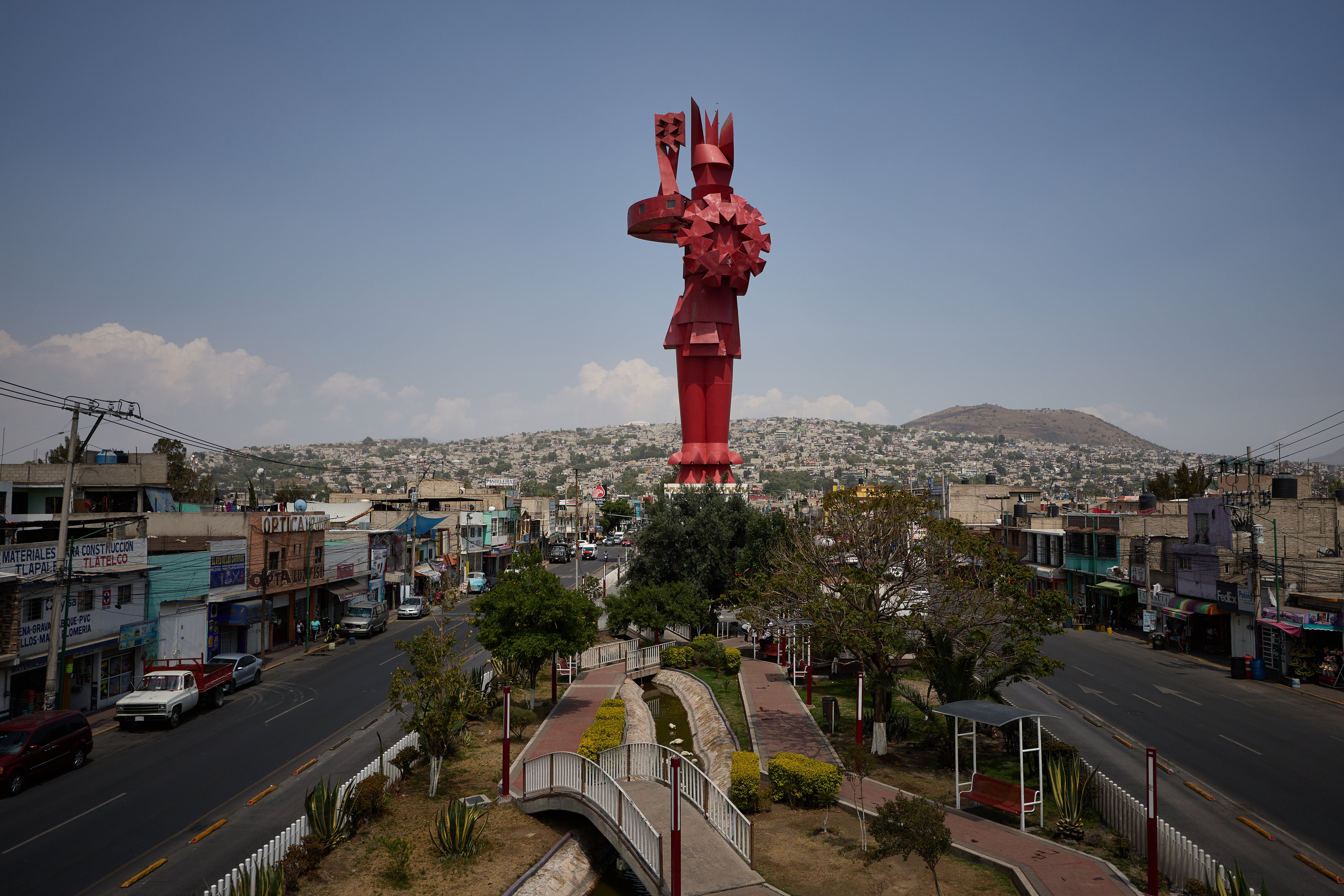 Vista de la escultura al Guerrero Chimalli en una avenida que colinda con Nezahualcóyotl.