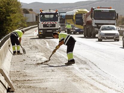 Operarios de la conservación de carreteras actúan en la autopista navarra AP-15.