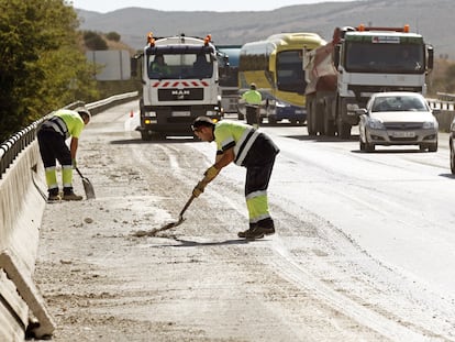 Operarios de la conservación de carreteras actúan en la autopista navarra AP-15 tras un accidente múltiple.