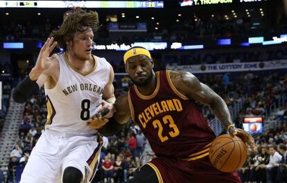 LeBron James, ante Babbitt en un Cleveland-Nueva Orleans.