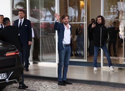 Ruben Östlund, presidente del jurado y ganador el año pasado, llega el lunes por la mañana al hotel Martinez en Cannes.
