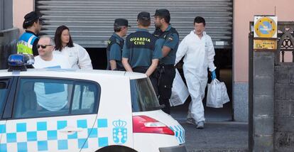 Agentes investigan en la casa de la pareja.