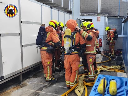 Un grupo de bomberos, durante las labores de extinción del incendio en la fábrica de Dulcesol de Gadia, este miércoles.