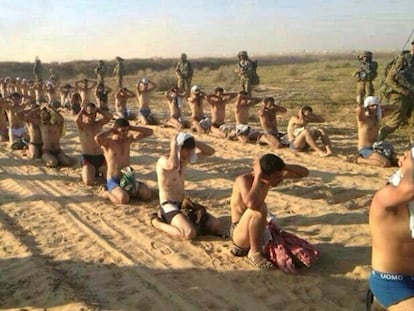 Soldados vigiam prisioneiros palestinos durante a invasão de Gaza.
