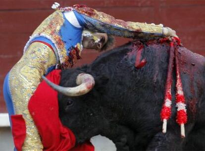 José Tomás mata a su primer toro de la corrida de Las Ventas, por el que ha recibido dos orejas.