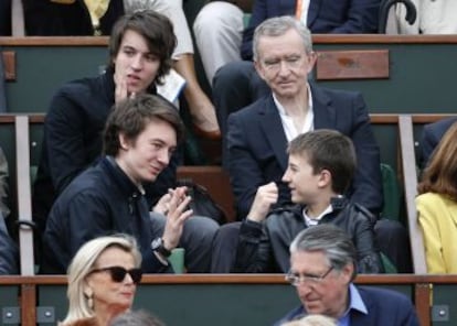 El magnate con sus hijos Alexandre (arriba), Frederic (izquierda) y Jean, en 2012.