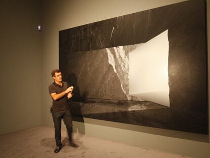 El artista Aitor Ortiz ayer, explicando una de sus obras en el Guggenheim.