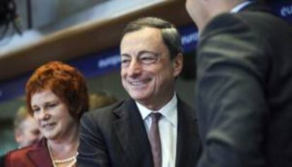 Mario Draghi (dcha) y Sharon Bowles (izda). EFE/Archivo