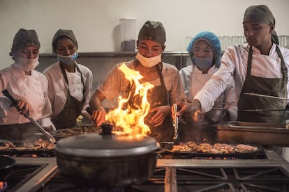 Alumnos de la escuela de cocina Manq’a Buen Apetito en Bogotá (Colombia).