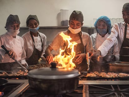 Alumnos de la escuela de cocina Manq’a Buen Apetito en Bogotá (Colombia).