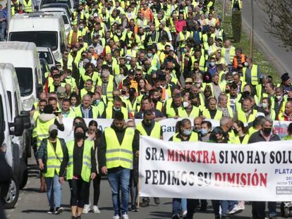 Decenas de transportistas con una pancarta en la que pedían ayer la dimisión de la ministra de Tranportes en Lugo.