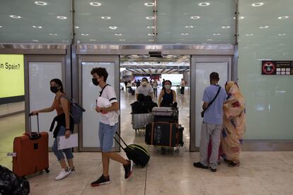 Varios pasajeros a su llegada al Aeropuerto de Madrid-Barajas Adolfo Suárez, este lunes.