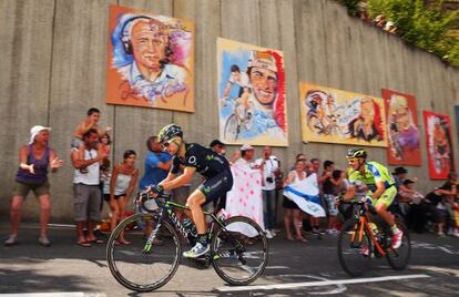 Visconti y Roche, en la 'curva Poulidor" en recuerdo al ciclista francés.