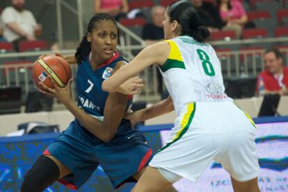 Sandrine Gruda durante un partido con Francia