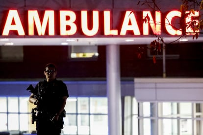 Un oficial de policía hacía guardia el miércoles frente al hospital de Lewiston donde fueron trasladados algunos heridos. 