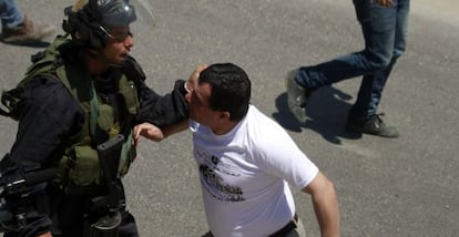 Un miembro de las fuerzas de seguridad israel&iacute;es agarra a un manifestante palestino, este martes en Bel&eacute;n.