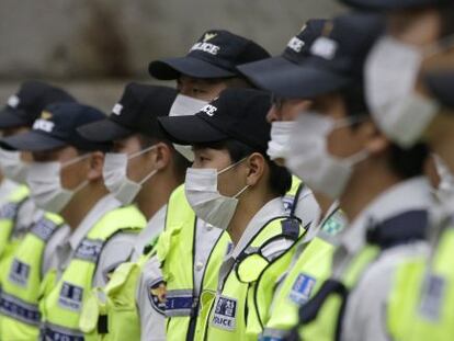 Varios policías surcoreanos, con mascarilla como precaución ante el MERS, este jueves en Seúl.