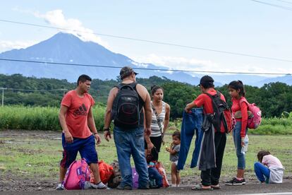 Un grupo de migrantes pausan a un lado de una carretera en Tapachula, Estado de Chiapas.