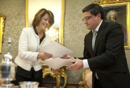 Yolanda Barcina y Juan Antonio Germán firman el acuerdo para la entrada de Mercadona en Navarra.