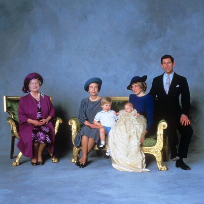 La foto oficial tomada tras el bautizo de Enrique de Inglaterra,el segundo hijo de Carlos y Diana.