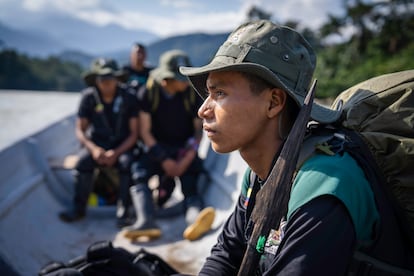 Un joven de la comunidad de Sinangoe, en Ecuador,