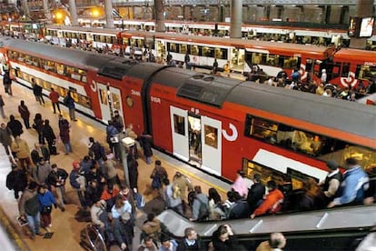 Aspecto que presentaban los andenes de la estación de Atocha a las 7.37, la misma hora en la que hace un año comenzó la cadena de explosiones en los trenes de cercanías. Un hervidero de gente subía y bajaba de los convoyes, aunque el recuerdo de la tragedia se reflejaba en los rostros de la gente; algunos incluso no podían reprimir las lágrimas.