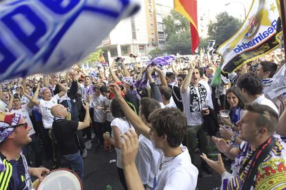 Aficionados del Real Madrid en los alrededores del estadio Santiago Bernab&eacute;u, antes del inicio de la final de la Copa de Europa que su equipo disputa esta noche en Lisboa.