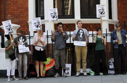 Simpatizantes de Julian Assange se manifiestan frente a la Embajada de Ecuador de Londres.