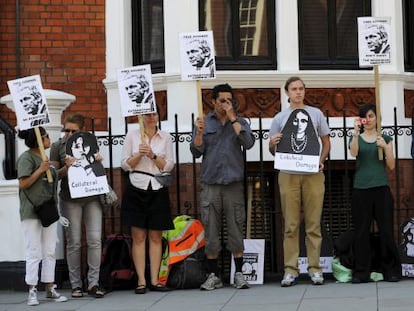 Simpatizantes de Julian Assange se manifiestan frente a la Embajada de Ecuador de Londres.