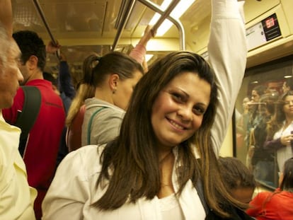 Kellia de Oliveira no metrô, no caminho para sua casa.