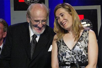 Álvaro Pombo, junto a la finalista del Planeta, Marta de la Cruz, en la entrega del premio en Barcelona.