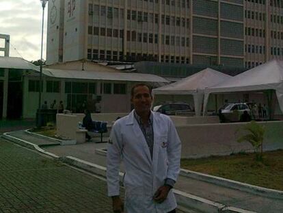 El doctor Alberto de Dios Romero ante el Hospital de Guayaquil (Ecuador) que hizo ofertas de trabajo a médicos españoles