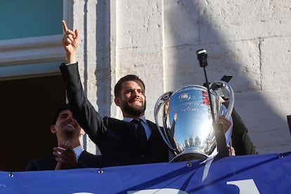 El capitán del Real Madrid, Nacho, saluda a los aficionados desde del balcón de la Real Casa de Correos.