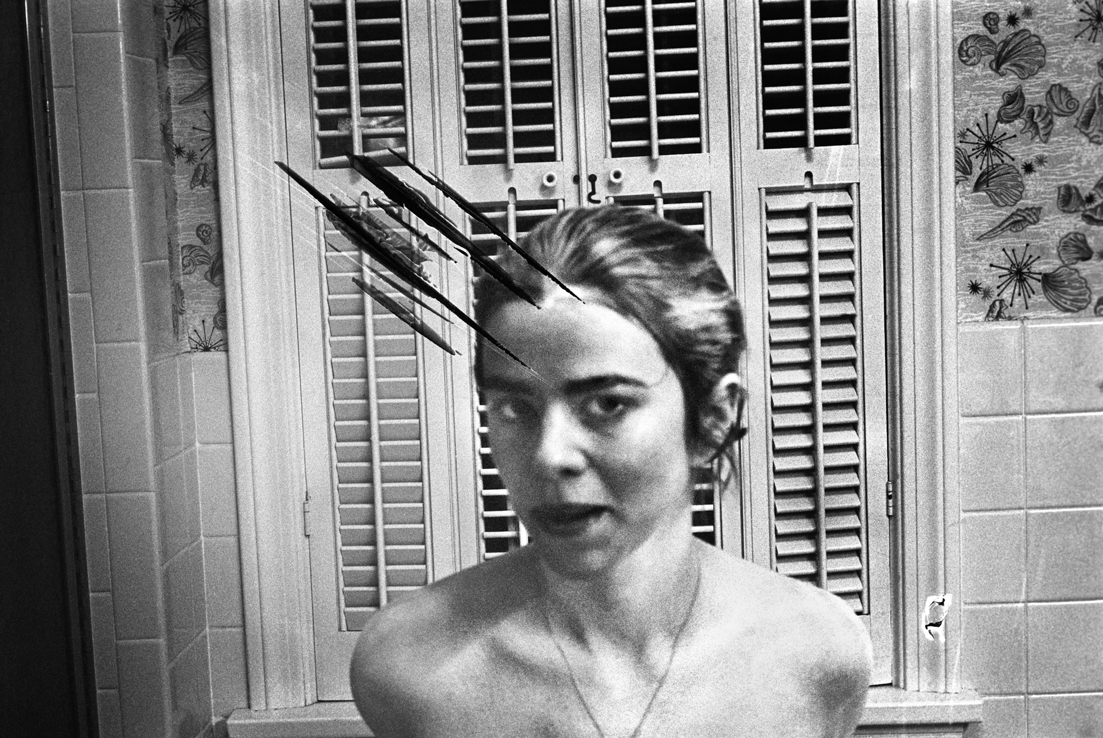 La fotógrafa estadounidense Donna Ferrato en 'Destellos de Ira. Autoretrato en el baño de mi madre'. Lorain, Ohio (1976).