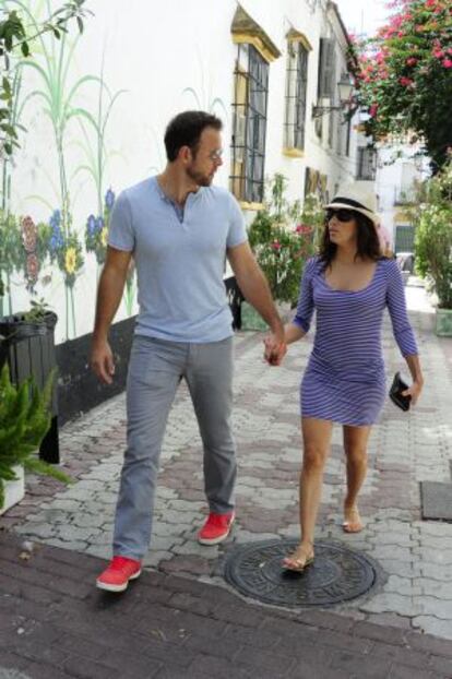 Eva Longoria y su novio, Ernesto Arguello, paseando por Marbella, el 31 de julio de 2013.