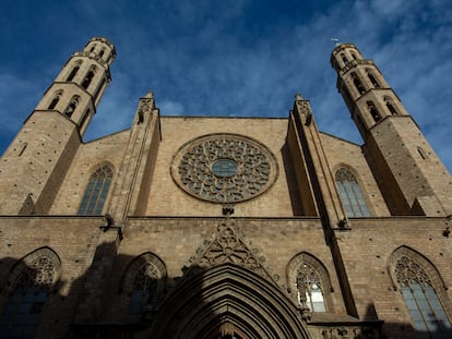 Fachada principal de Santa Maria del Mar, con el rosetón y las dos torres en la que se aprecian los agujeros de los mechinales donde se instalaron las plataformas para construirla.