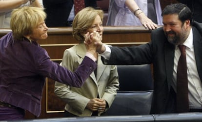 Caamaño y De la Vega se felicitan ante Salgado por la aprobación de la reforma del Código Penal.