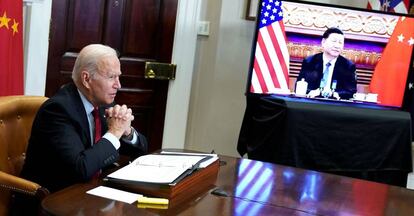 El presidente de EE UU, Joe Biden, en una vídeoconferencia con el mantatario chino, Xi Jinping, en noviembre.