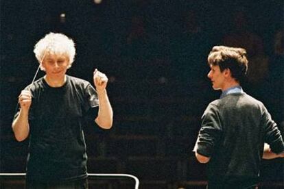 Simon Rattle, a la izquierda, con Ian Bostrige durante el ensayo general del concierto.