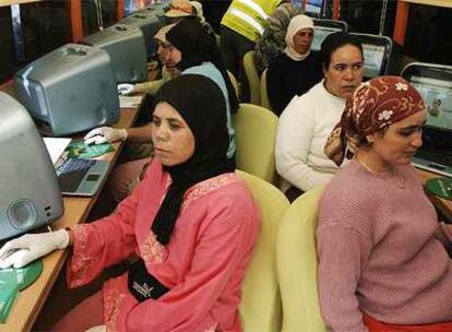 Inmigrantes de Huelva, durante el curso sobre prevención de riesgos que se imparte en un autobús.