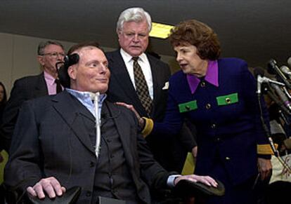 El actor Christopher Reeve y los políticos Edward Kennedy y Dianne Feinstein brindan, en marzo pasado, su apoyo al proyecto demócrata de clonación terapéutica.