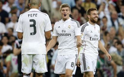 Pepe, Kroos e Ilarra, durante el cl&aacute;sico de Liga.