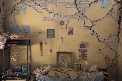 Un altar a la Virgen de Guadalupe cubierto con escombros dentro de la casa de Larissa García, de 24 años, afectada por el terremoto en Oaxaca, el 9 de septiembre de 2017.