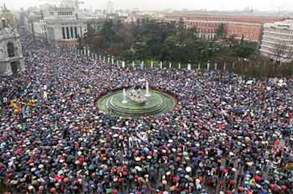 Cerca de medio milln de personas se apelotonaban bajo la lluvia en la plaza de Coln, en el punto de comienzo de la manifestacin de Madrid. La marcha transcurre por el paseo de la Castellana hasta la estacin de Atocha, epicentro del infierno desplegado ayer por los terroristas.