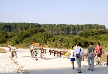 Paseantes en uno de los parques del anillo verde de Vitoria.