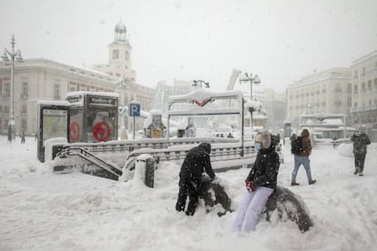 Imagen de la Puerta del Sol completamente nevada. El temporal ha provocado el caos en las carreteras de la capital y túneles clausurados.