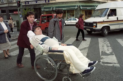 Ramón Sampedro es conducido por un familiar a la Audiencia Provincial de A Coruña, donde se celebra la vista oral del juicio, en 1996.