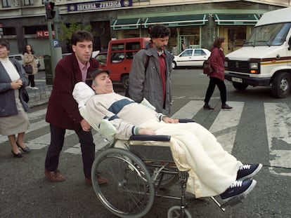 Ramón Sampedro es conducido por un familiar a la Audiencia Provincial de A Coruña, donde se celebra la vista oral del juicio, en 1996.