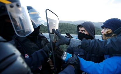 Manifestants independentistes s'enfronten amb els agents francesos durant el desallotjament.
